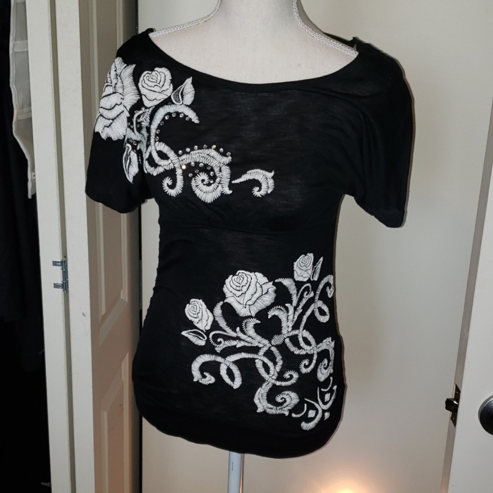 Casual light-knit black top with white floral